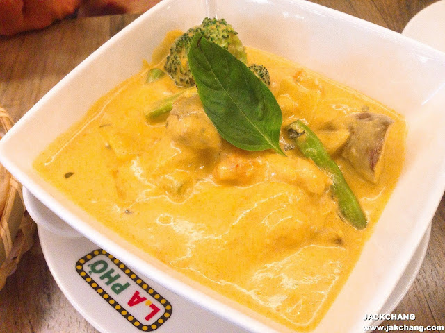 Curry chicken with French bread