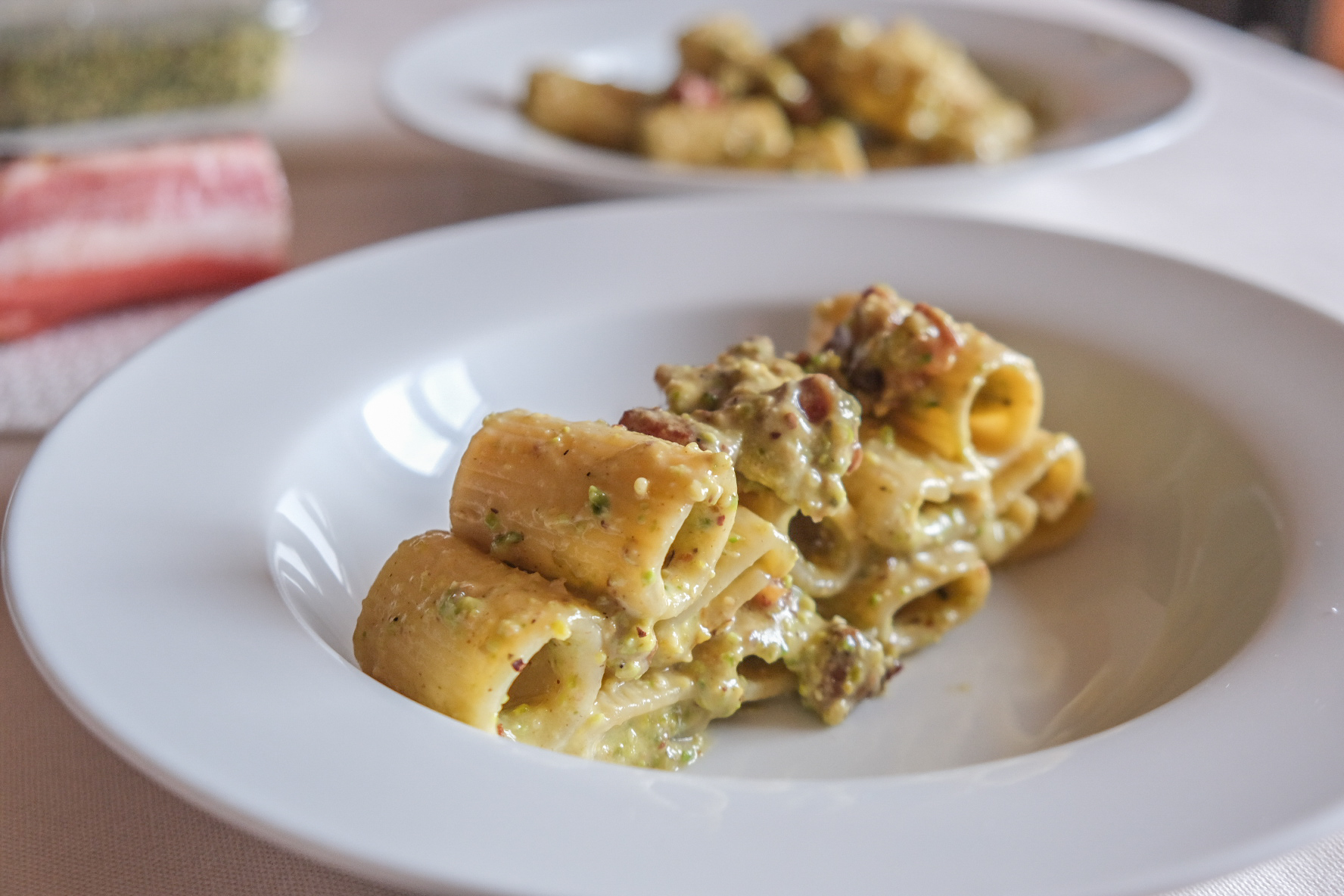 Pasta al pesto di pistacchio, guanciale e parmigiano reggiano Seduti