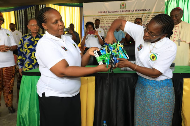 Naibu Katibu Mkuu Wizara ya Elimu, Sayansi na Teknolojia Dkt. Ave Maria Semakafu akizindua Kamusi ya kwanza ya Lugha ya Alama ya kidijitali ya Tanzania na Mwongozo wa Utekelezaji wa Mtaala wa Elimu ya Sekondari kwa wanafunzi viziwi wakati wa kilele cha maadhimisho ya wiki ya viziwi yaliyofanyika Mkoani Tabora