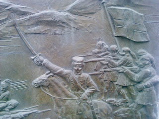 η ανάγλυφη πλάκα της μάχης του Μπιζανίου στο Γαλάτσι
