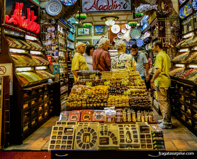 Barraca de doces típicos da Turquia no Bazar Egípcio de Istambul