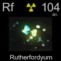 Rutherfordyum elementi üzerinde rutherfordyumun simgesi, atom numarası ve atom ağırlığı.