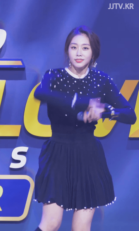 러블리즈 지수 펄럭이는 주름 치마