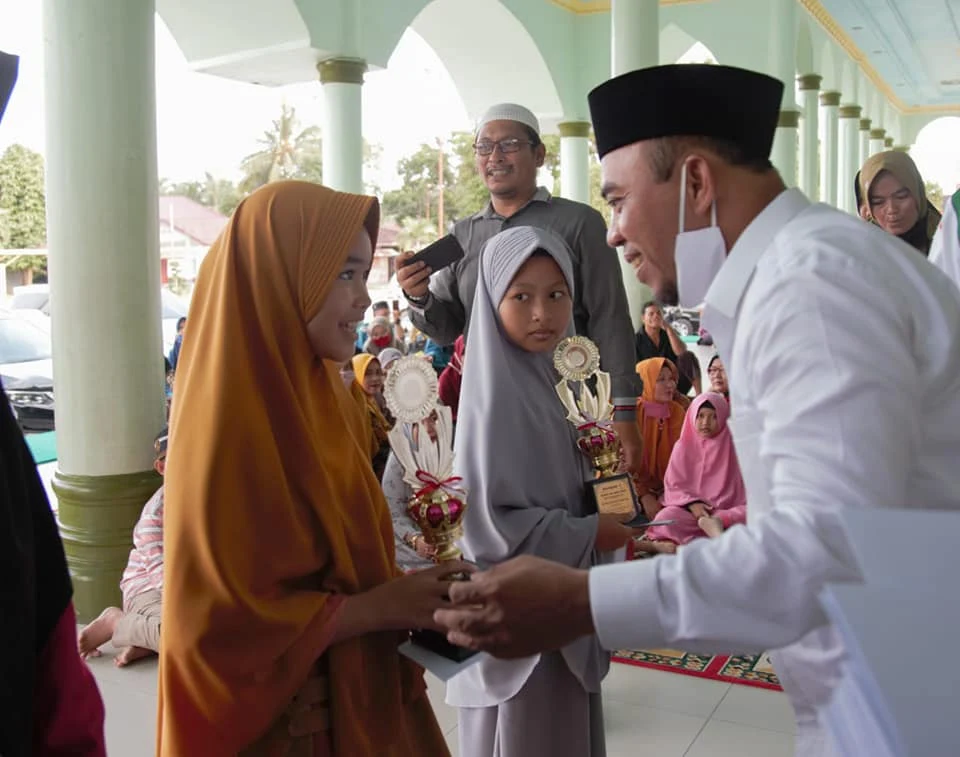 Gambar terkait Kisah Cinta Kakek 73 Tahun di Bengkulu Nikahi Perempuan Muda: Terkuak Profesi Saiun (dari Bing)