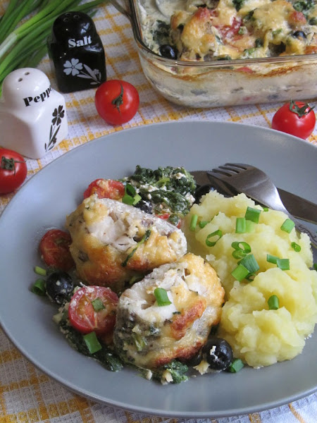 Рыба запеченная в сливках со шпинатом, томатами и маслинами