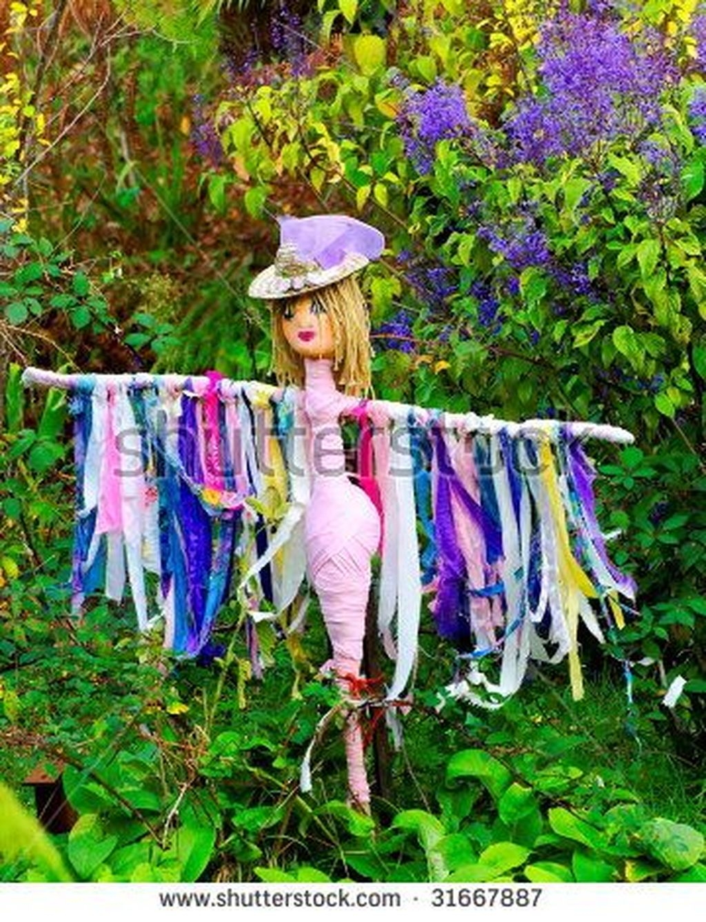 20+ Fabulous Garden Scarecrow Ideas