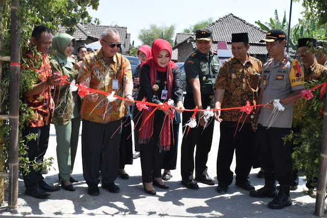 Penandatangan Prasasti KBM Di Lokasi Betonisasi Jalan