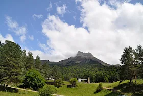 Uno de aquellos días de otoño, hallándose por las inmediaciones de Siresa que tanto le gustaban al rey, fueron ambos a cazar por la cercana selva de Oza.