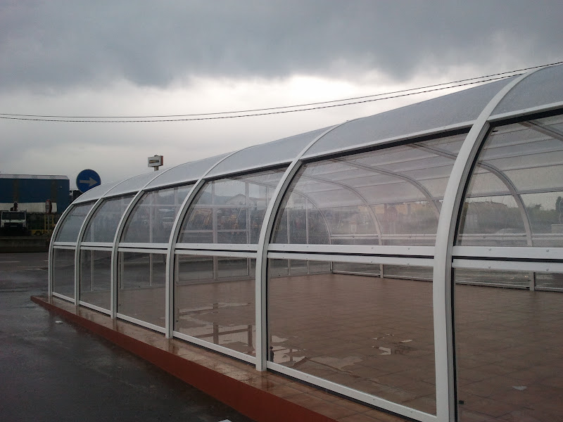 Imagen de cerramiento de lujo de policarbonato curvo y estructura