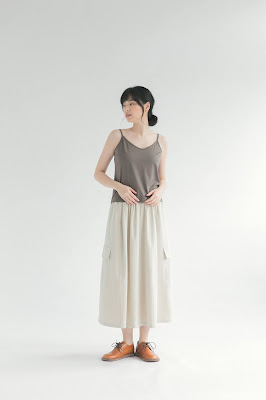 米白色彈力大口袋過膝裙