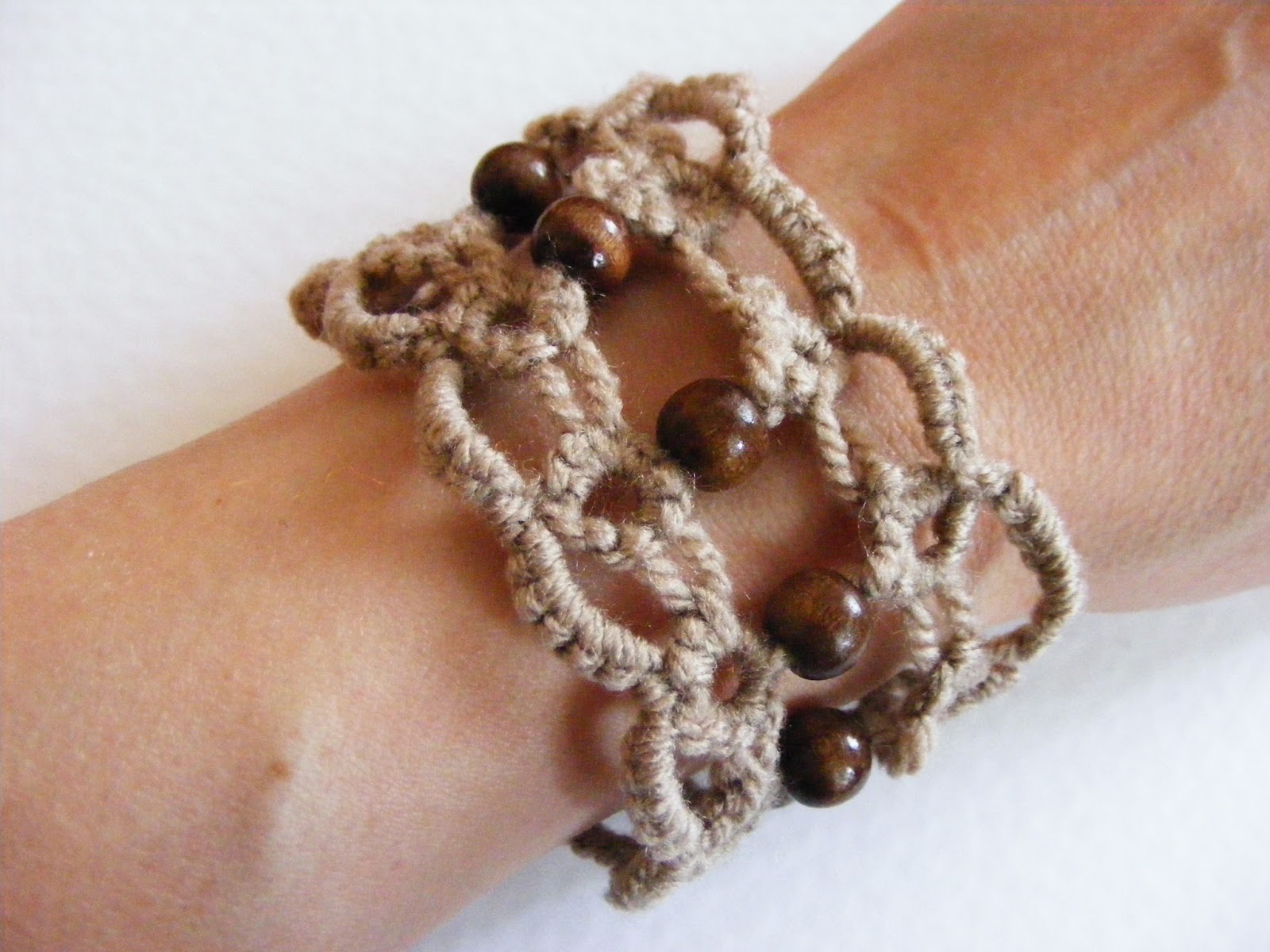 Tatting with Mihaela Tatting bracelet with wooden beads