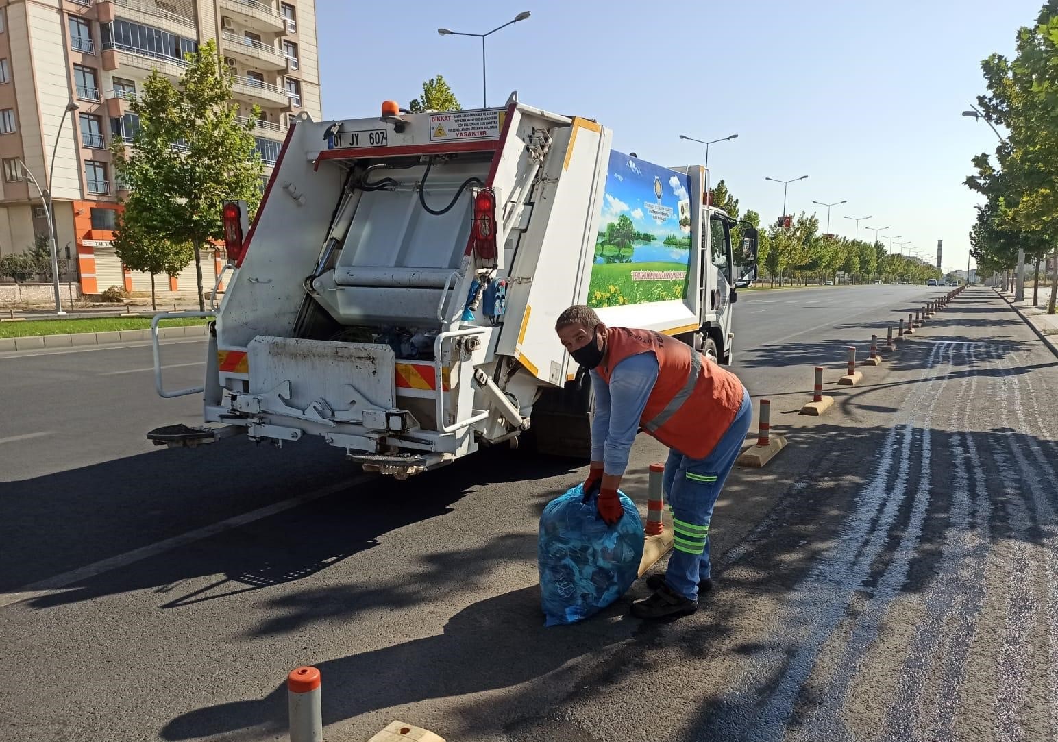 Diyarbakır Büyükşehir Belediyesinden Bağlar'da Covid-19 temizliği