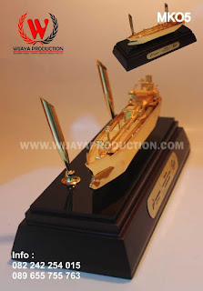 souvenir-miniatur-kapal-dengan-pen-holder souvenir-miniatur-kapal-dengan-pen-holder