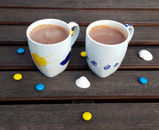 Rezept: Kuvertüre in Milch schmelzen oder Küstenmamis Schokoladen-Traum. Auch mit Smarties kann man das heiße Schokoladen-Getränk zubereiten. Rezept: Kuvertüre in Milch schmelzen oder Küstenmamis Schokoladen-Traum. Auch mit Smarties kann man das heiße Schokoladen-Getränk zubereiten.