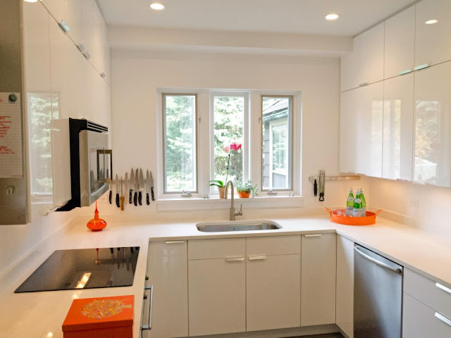 Thêm cửa sổ vào gian bếp thay cho máy hút khói khiến nội thất gian bếp trong đẹp và tạo cảm giác thoải mái hơn