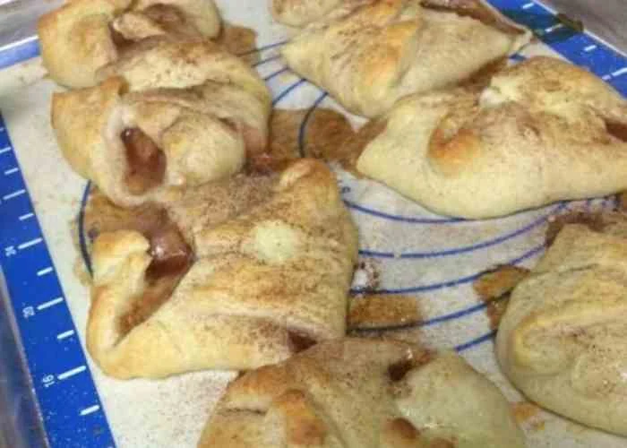 Easy Mini Apple Pie With Crescent Rolls and Canned Apple Pie Filling