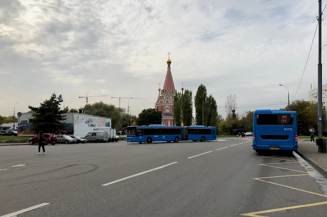 Филёвский бульвар, конечная автобусная станция «Филёвский бульвар», строящийся храм во имя Всех Святых