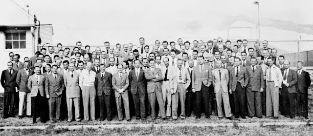 Сто четыре немецких ракетчика в Форт-Блисс (штат Техас), седьмой справа в первом ряду — Вернер фон Браун; 1946 год. NASA images.nasa.gov