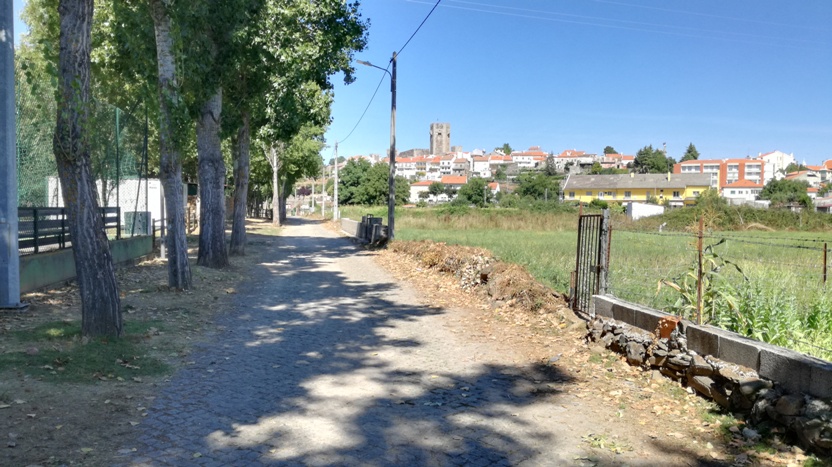 Estrada ao lado da Praia Fluvial