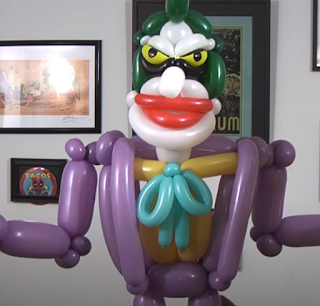 Ballonfigur in Form von Joker getwistet.
