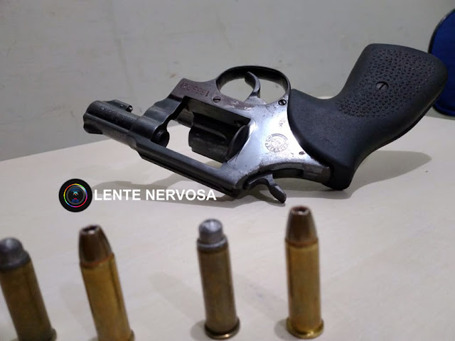 Adolescente é apreendido com revólver em carro de aplicativo