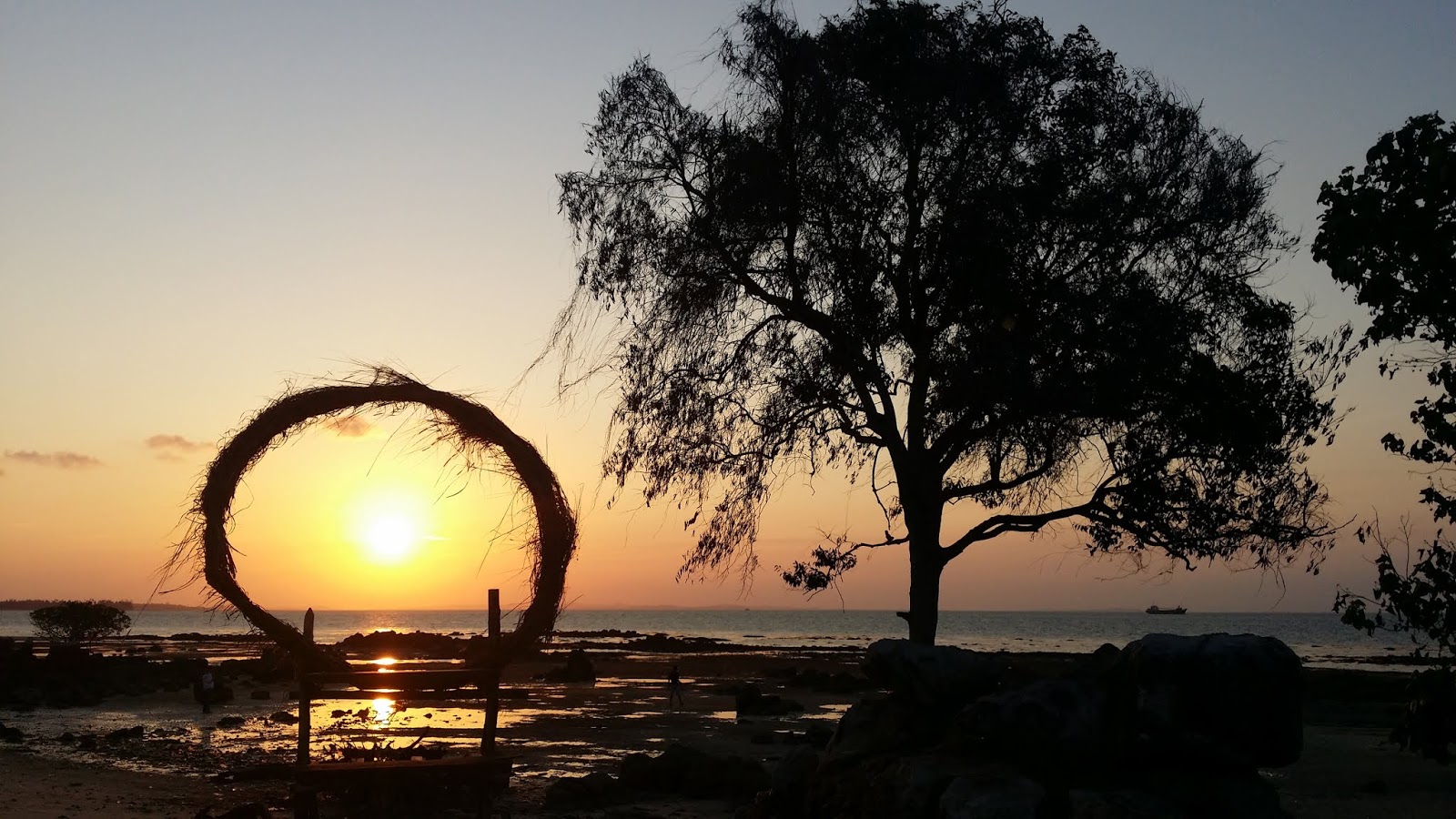 Pantai Tanjung Setumu Tempat Menikmati Kesempurnaan Sunset di
