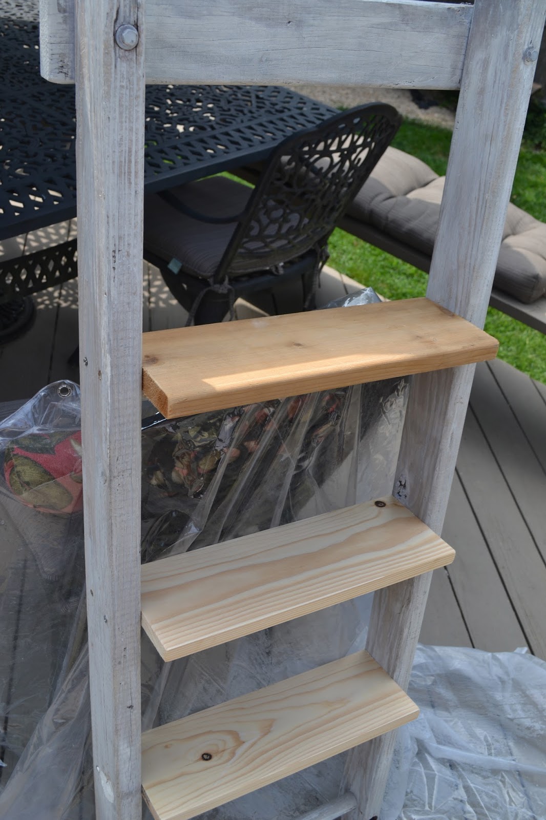 How to Make Shelving From a Ladder