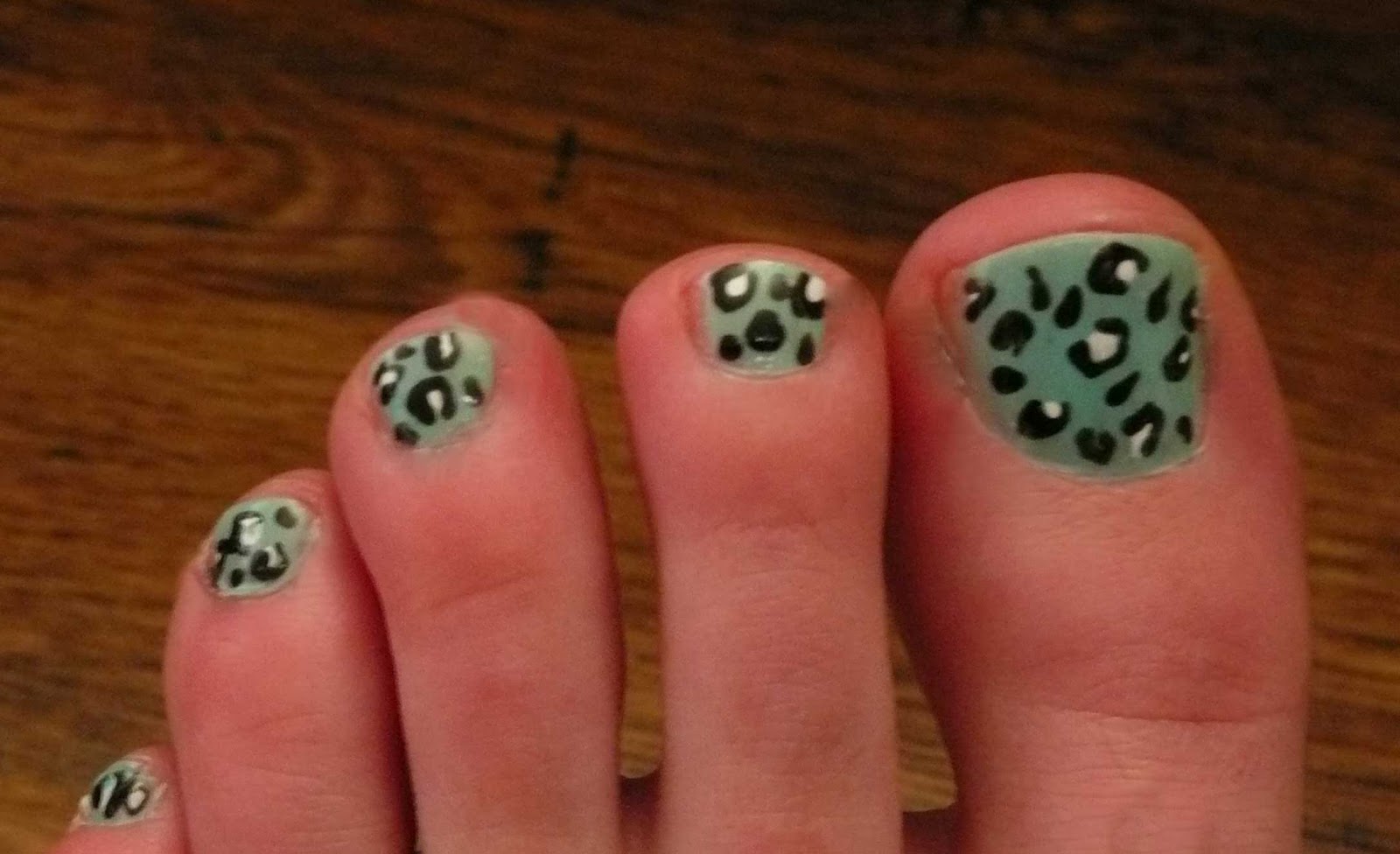 Make Up by Diana: Mint Leopard Print toe nails