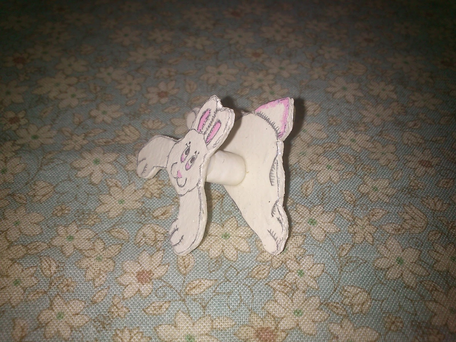 Las Miniaturas de Isa: Perchero y repisa para la habitación de conejitos