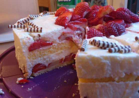 kathy&amp;#39;s kramladen: kathy backt: Erdbeer-Joghurt-Frischkäse-Prosecco-Torte