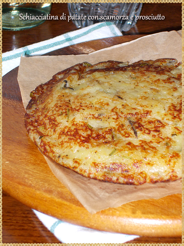 Schiacciatina di patate con scamorza e prosciutto