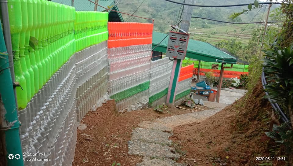 A family in Kapangan builds beautiful fence using hundreds of recycled