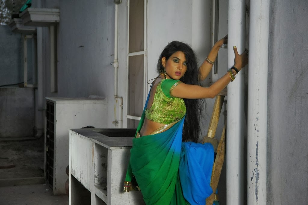 Kavya Singh glamorous in saree photos