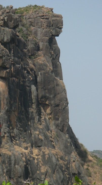 статуя анжело питони. статуя женщины в мали 140 метров. анжело питони статуя в африке. леди мали статуя. гвинея найдена статуя женщины 140 метров.