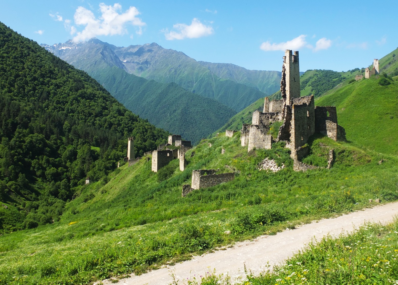 башенный комплекс таргим ингушетия. ингушетия ущелье джейрах. горные районы ингушетии. горная ингушетия достопримечательности. дата присоединения ингушетии к россии.