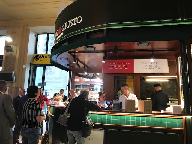 ミラノ中央駅にあるカフェのカウンター
