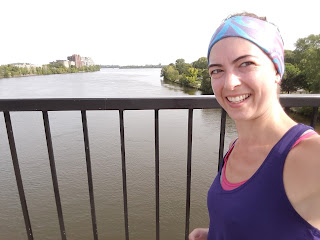 Coureuse souriante, l'été, pont Viau, rivière des Prairies