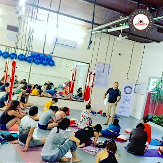 barcelona-curs-aeroyoga-barcelona-sumat-formacio-franquicia-aeropilates-airyoga-gronxador-columpio-trapeze-professionals-esport-acreditacio-wellness-ioga-fisio-terapies-terapeutes-aerofitness-suspensio-gravedad-gravity-catalunya-espanya-spain