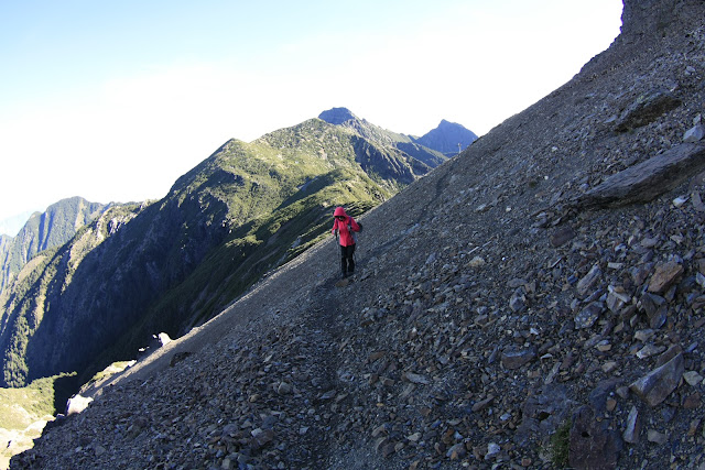 由三叉峰前岔路前往南玉山，第一段遇到的碎石坡面