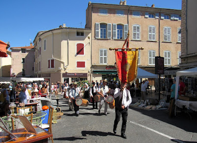 Grupo de folclore de la Provenza. Mercado de antigüedades de Apt. 