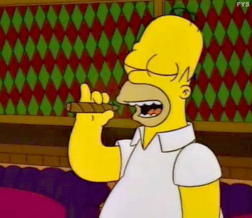 omero Simpson prende un puro habano con un billete de 100 dolares