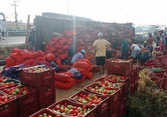  Caminhão carregado com verduras tomba na BR-324