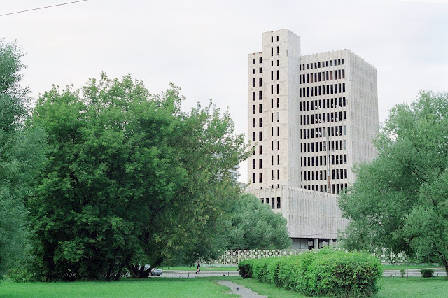 улица Лавочкина, заброшенное недостроенное здание городской технической библиотеки
