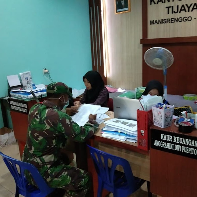 Babinsa bersama perangkat desa mendata pemudik di wilayah Tanggung jawabnya