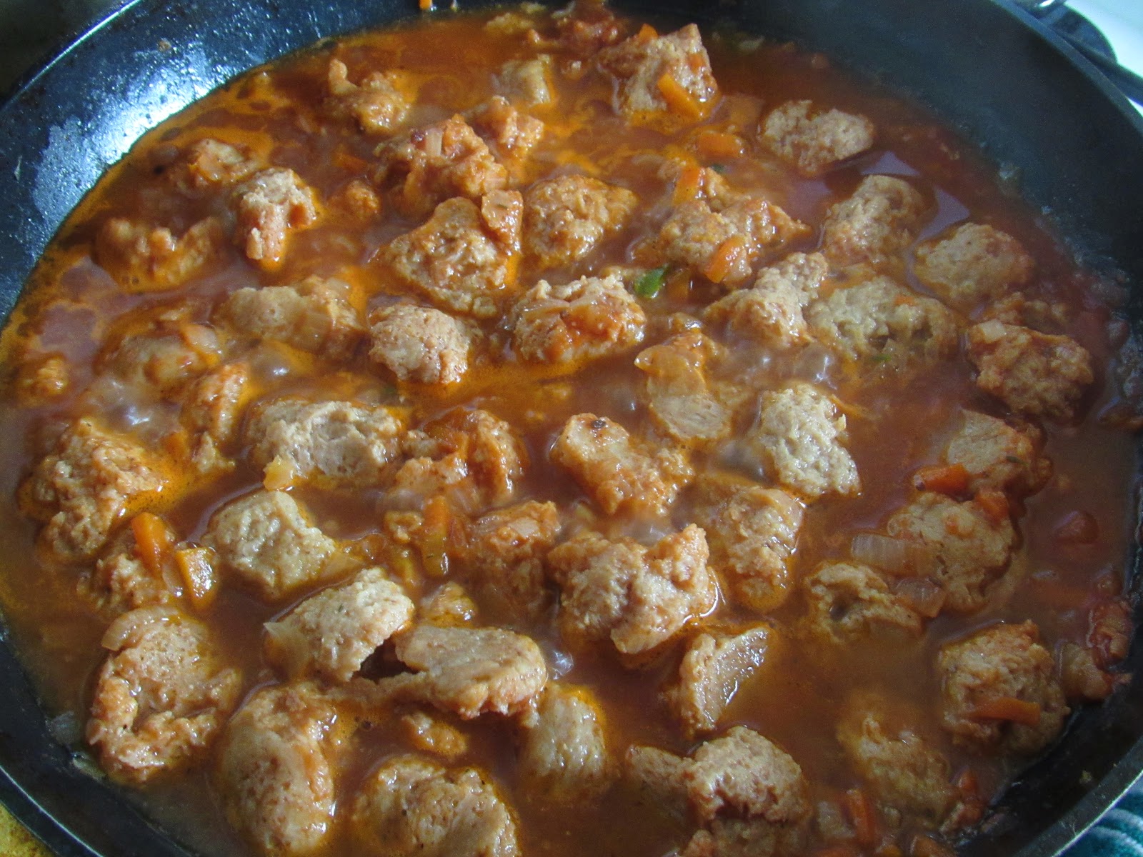 соевый гуляш. постное соевое мясо. соевое мясо гуляш. соевое мясо гуляш. гуляш из соевого мяса.