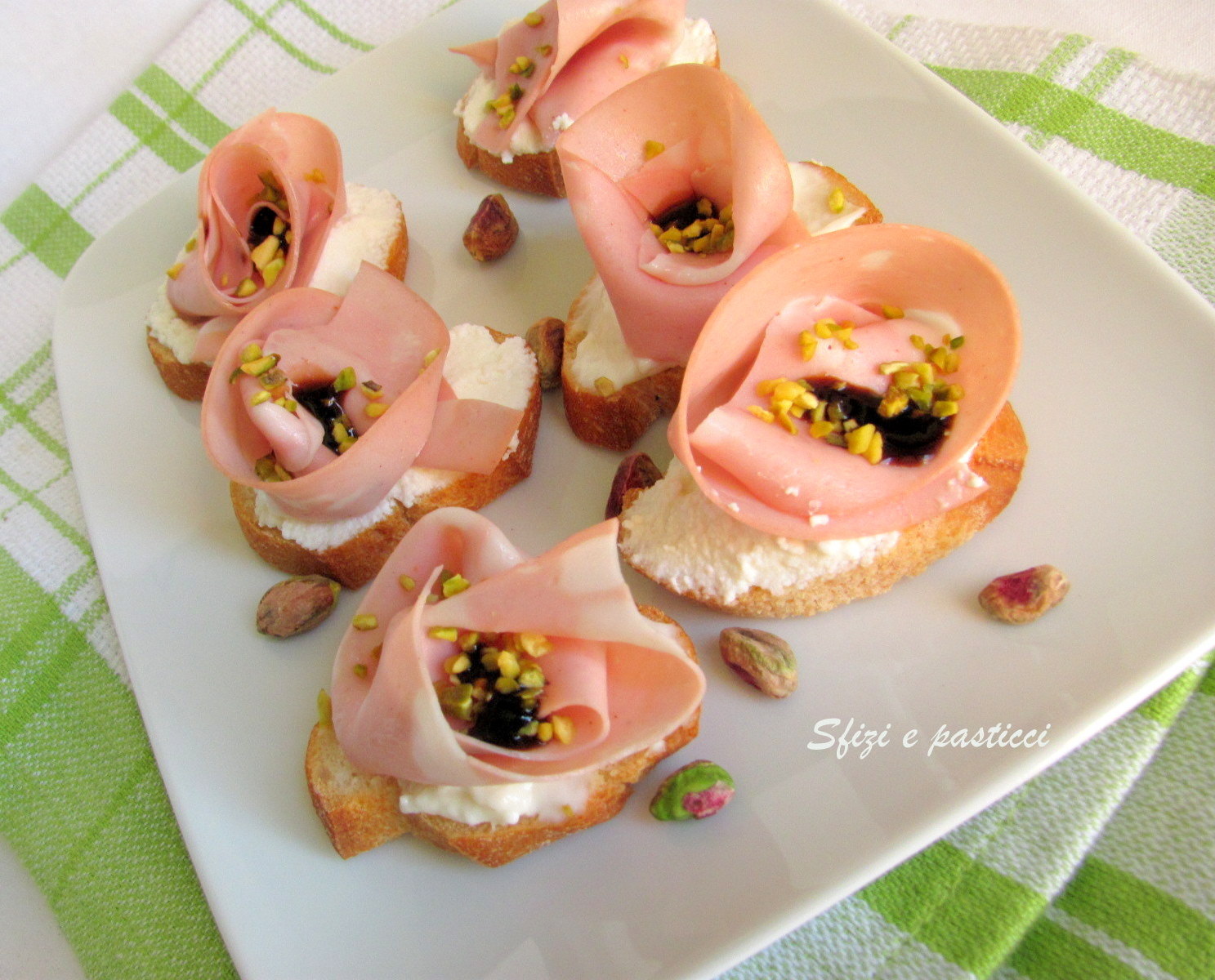 Sfizi e pasticci Crostini con ricotta e mortadella