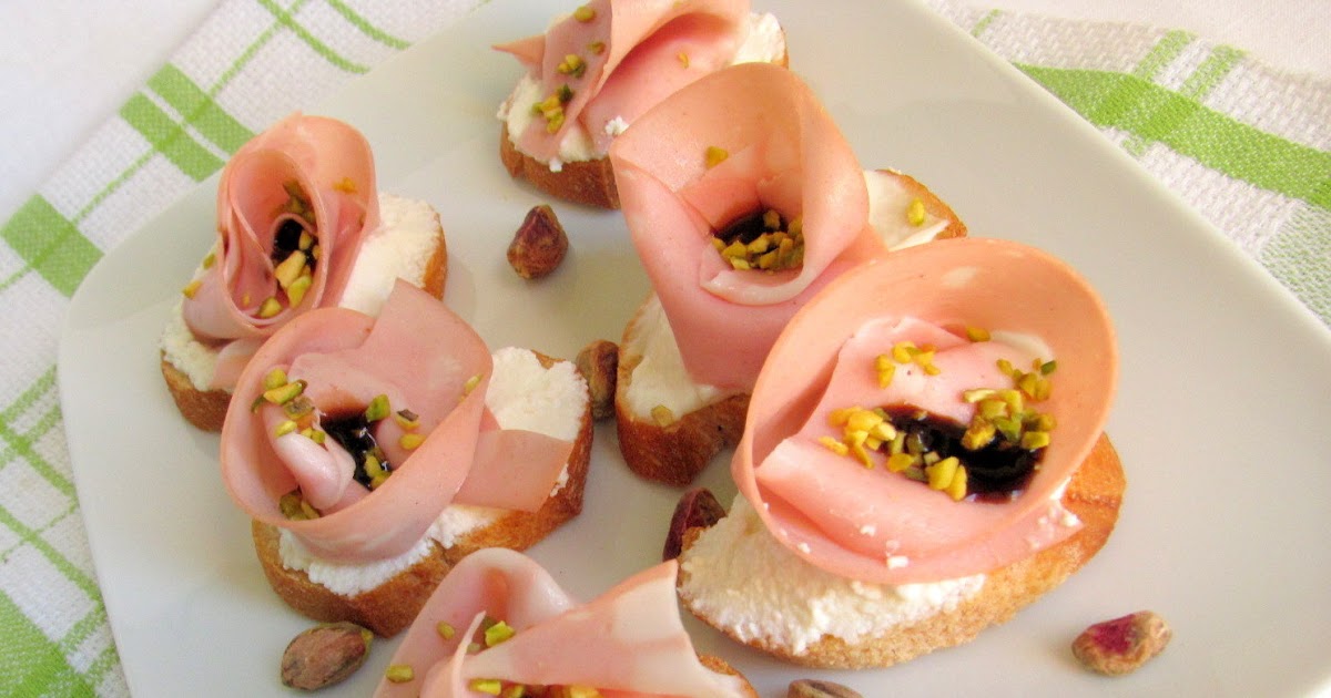 Sfizi e pasticci Crostini con ricotta e mortadella