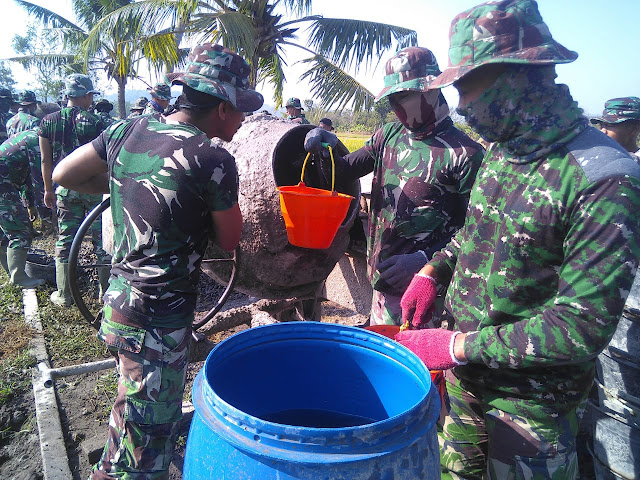 Semangat Prajurit Satgas TMMD Kodim Klaten Dalam Betonisasi Jalan Makin Kencang