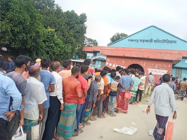 নিত্যপন্যের দামে উর্দ্ধগতি পঞ্চগড়ে টিসিবি’র পণ্য নিতে দীর্ঘ লাইন