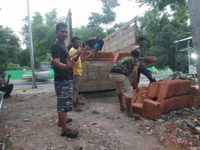 PELDA TTG ILHAM FAHRUZI GANDENG DONATUR, KEMBALI KIRIMKAN MATERIAL BANGUNAN KEPADA KORBAN BENCANA PELDA TTG ILHAM FAHRUZI GANDENG DONATUR, KEMBALI KIRIMKAN MATERIAL BANGUNAN KEPADA KORBAN BENCANA